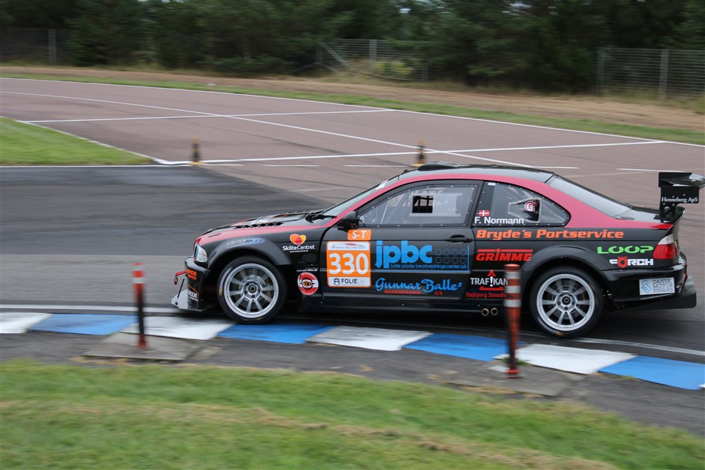 Frederik Normann var suveræn i Super Touring denne weekend. I heat 3 begyndte han endda at lege med GT-B og Extreme konkurrenter.
(Foto: JJ Media)